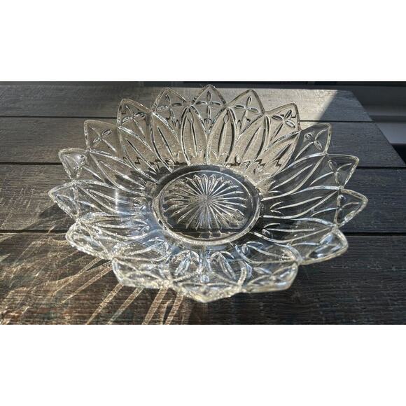 Vintage Petal Federal Glass Round 10” Berry Bowl dish Flower Clear - Picture 7 of 12